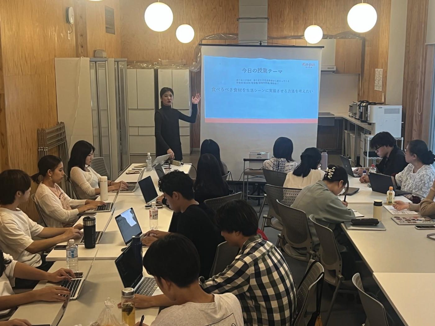 SFCの授業で、ゲスト講師の話を聞く学生たち