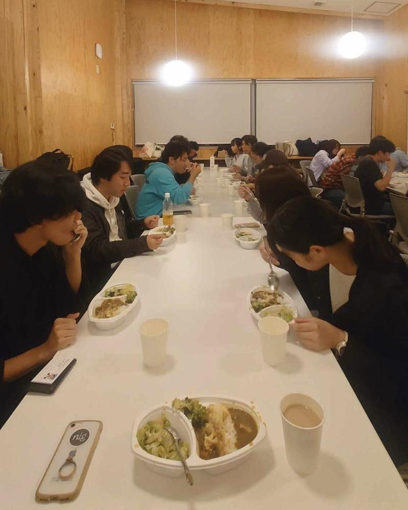 SFCで食事を囲む学生たち